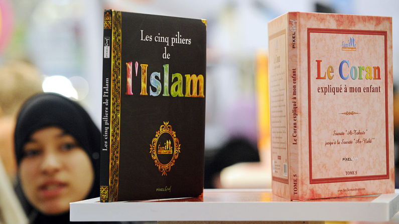Una mujer consulta libros en un puesto durante la reunión anual de musulmanes franceses, organizada por la Unión de Organizaciones Islámicas de Francia (UOIF) en Le Bourget, a las afueras de París. Imagend e archivo. (Bertrand Guay/AFP vía Getty Images)