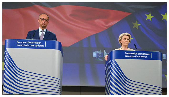 El canciller alemán, Friedrich Merz (izq.), y la presidenta de la Comisión Europea, Ursula von der Leyen (der.), ofrecen una rueda de prensa conjunta en la sede de la UE en Bruselas el 9 de mayo de 2025 (Nicolas Tucat/AFP vía Getty Images)