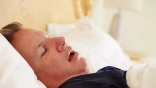 Roncar no solo roba el sueño, sino también la salud