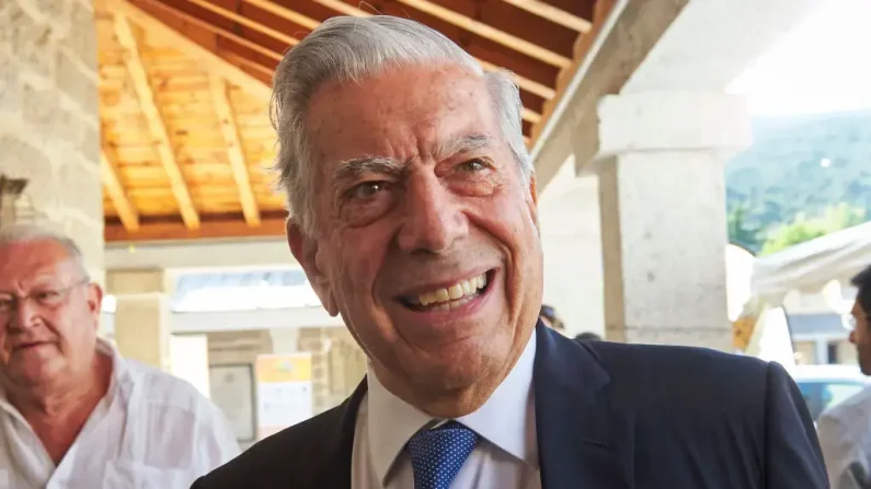 EL ESCORIAL, ESPAÑA - 2 DE JULIO: El premio Nobel de Literatura Mario Vargas Llosa asiste a los Cursos de Verano 2018 de El Escorial en el Real Centro Universitario Escorial María Cristina el 2 de julio de 2018 en El Escorial, España. (Photo by Carlos Alvarez/Getty Images)

