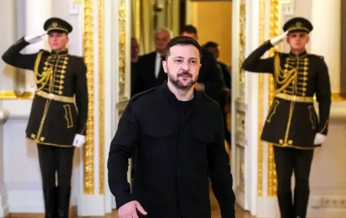 El presidente de Ucrania, Volodimir Zelenski, llega para reunirse con el primer ministro británico, Keir Starmer; el presidente francés, Emmanuel Macron; el canciller alemán, Friedrich Merz; y el primer ministro polaco, Donald Tusk, en Kiev, Ucrania, el 10 de mayo de 2025. (Gleb Garanich/Reuters)


