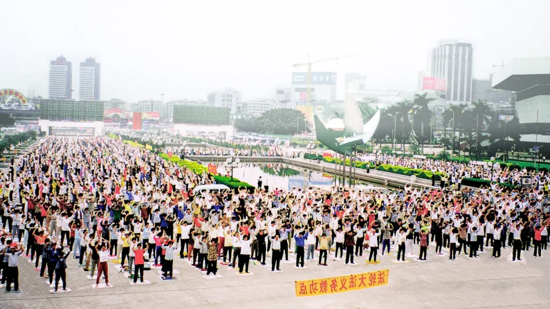 Practicantes de Falun Gong realizan los ejercicios de la práctica en Guangzhou, China, antes de que comenzara la persecución en julio de 1999. (Minghui).

