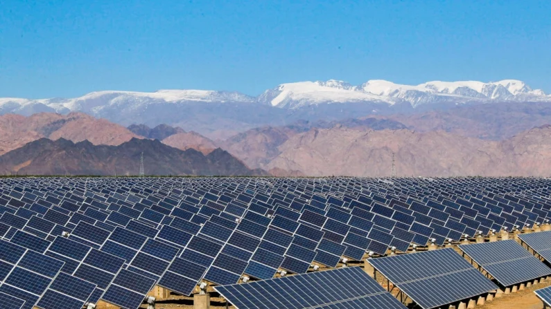 Grandes paneles solares en una planta de energía solar en Hami, al noroeste de la región de Xinjiang, China, el 8 de mayo de 2013. STR/AFP vía Getty Images

