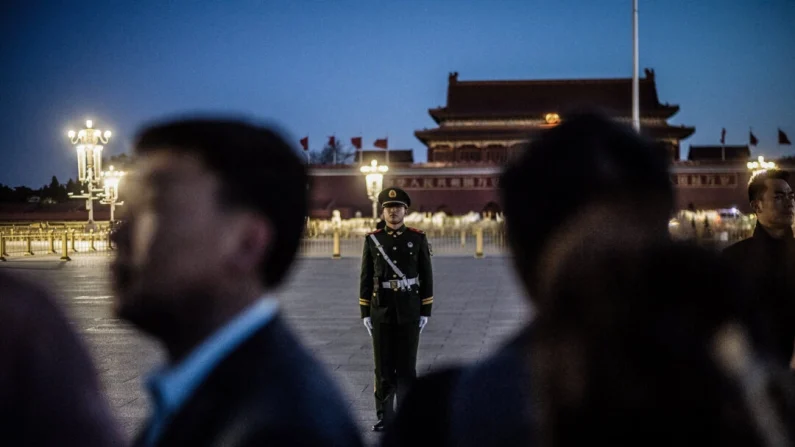 Un policía paramilitar en la plaza de Tiananmen, en Pekín, el 15 de marzo de 2019. Fred Dufour/AFP vía Getty Images


