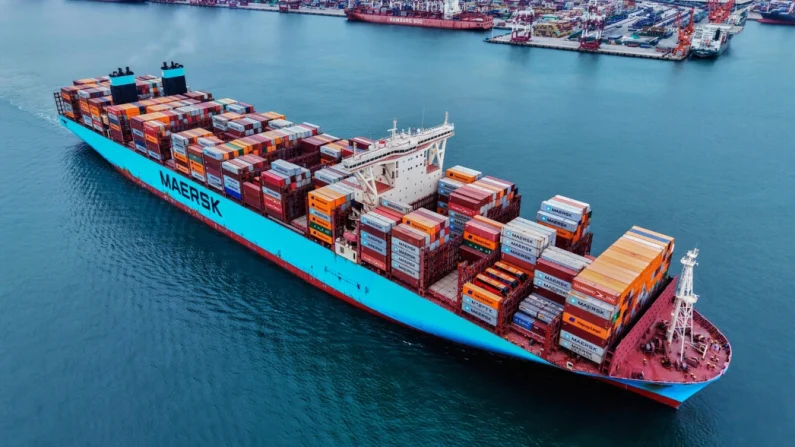 Un buque portacontenedores zarpa de un puerto de Qingdao, al este de la provincia de Shandong, China, el 7 de mayo de 2025. Chinatopix vía AP.

