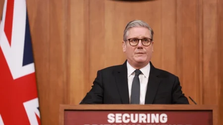 El primer ministro británico introduce políticas más estrictas para reducir la inmigración en el Reino Unido