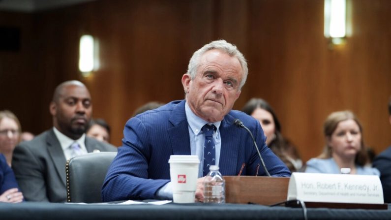 
El secretario de Salud de Estados Unidos, Robert F. Kennedy Jr., testifica ante una subcomisión senatorial de créditos parlamentarios en el Capitolio, en Washington, el 20 de mayo de 2025. (Madalina Vasiliu/Epoch Times).


