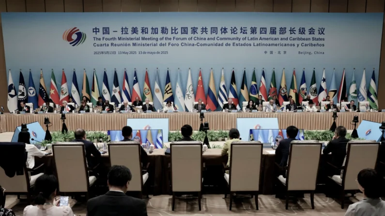 
El ministro de Asuntos Exteriores chino, Wang Yi (C), habla durante una sesión plenaria de la reunión ministerial del Foro China-CELAC celebrada en Pekín el 13 de mayo de 2025. Florence Lo/Pool vía Getty Images.

