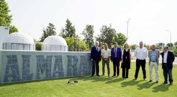 El presidente de la Confederación Empresarial de Madrid (Ceim), Miguel Garrido (1), junto con responsables de la Confederación Regional Empresarial Extremeña (Creex) y de la Confederación Empresarial de Madrid (Ceim), durante una visita a las instalaciones de la central nuclear de Almaraz. (EFE/EDUARDO PALOMO)
