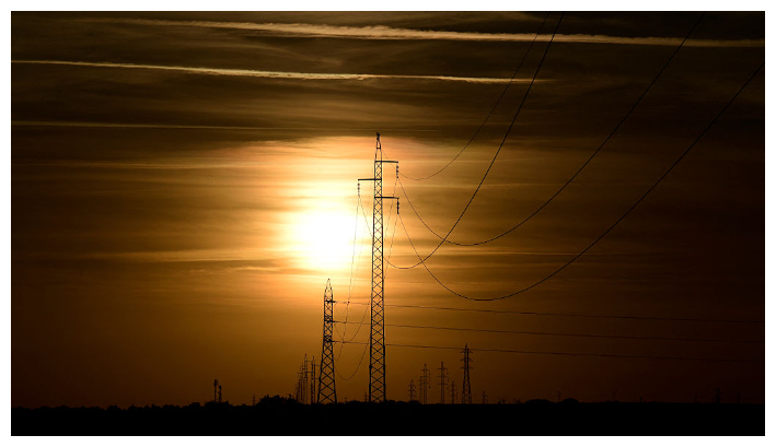 Esta fotografía muestra postes de distribución eléctrica durante un apagón masivo que afectó a toda la península Ibérica y el sur de Francia, cerca de Sevilla, el 28 de abril de 2025. (Cristina Quicler/ AFP vía Getty Images)