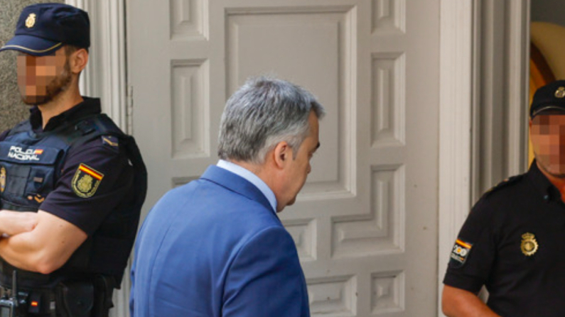 MADRID, 30/06/2025.-El ex secretario de organización del PSOE Santos Cerdán entra en el Tribunal Supremo para comparecer este lunes por primera vez como investigado ante el juez Leopoldo Puente, tras el informe de la UCO que lo vincula con el presunto cobro de mordidas por la adjudicación irregular de obras. EFE/ Sergio Pérez