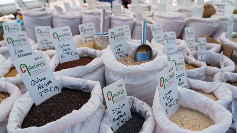 Cereales a la venta en el mercado de frutas y verduras al aire libre de Las Torres, cerca de Burgos, el 20 de mayo de 2020 (Cesar Manso / AFP vía Getty Images)
