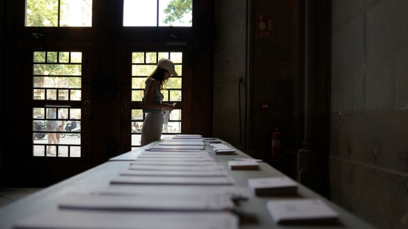 Un votante recoge sus papeletas para las elecciones al Parlamento Europeo en un colegio electoral de Barcelona, ​​el 9 de junio de 2024. (Photo by Manaure Quintero / AFP) (Photo by MANAURE QUINTERO/AFP via Getty Images)