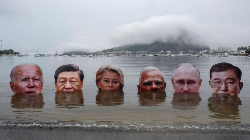 Retratos gigantes del presidente estadounidense Joe Biden, el presidente chino Xi Jinping, la presidenta de la Comisión Europea Ursula von der Leyen, el primer ministro indio Narendra Modi, el presidente ruso Vladimir Putin y el primer ministro japonés Shigeru Ishiba son sumergidos por indígenas para protestar por la falta de liderazgo de las naciones más ricas del mundo para abordar la crisis climática y de biodiversidad en Río de Janeiro, Brasil, el 16 de noviembre de 2024, antes de la Cumbre del G20. (Foto de Pablo PORCIUNCULA / AFP) (Foto de PABLO PORCIUNCULA/AFP vía Getty Images)