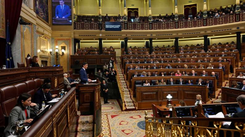 El presidente del Gobierno español, Pedro Sánchez, explica la gestión del gobierno ante las inundaciones mortales del mes pasado en la Comunidad Valenciana en el Congreso de los Diputados, en Madrid, el 27 de noviembre de 2024. (Foto de JAVIER SORIANO / AFP) (Foto de JAVIER SORIANO/AFP vía Getty Images)