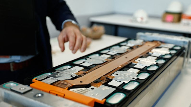 Una batería en la Gigafactory de Automotive Cells Company (ACC), que produce baterías de iones de litio para vehículos eléctricos, en Douvrin, en el norte de Francia, el 2 de diciembre de 2024. (DENIS CHARLET/AFP vía Getty Images)


