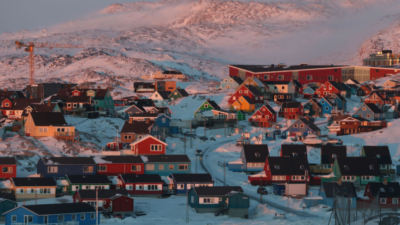 El pueblo de Ilulissat, con una población aproximada de 4000 habitantes, se encuentra entre glaciares y colinas nevadas el 3 de marzo de 2025 en Ilulissat, Groenlandia. (Joe Raedle/Getty Images)