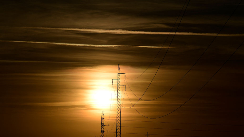 Esta fotografía muestra postes de distribución eléctrica durante un apagón masivo que afectó a toda la península Ibérica y el sur de Francia, cerca de Sevilla, el 28 de abril de 2025. (Cristina Quicler/ AFP vía Getty Images)