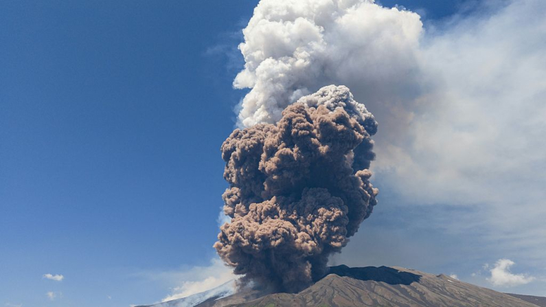 El humo se eleva desde el cráter del volcán Etna durante su erupción cerca de Catania, el 2 de junio de 2025. Una enorme columna de ceniza, gas y roca se desprendió el 2 de junio de 2025 del Monte Etna, en Italia, el volcán activo más grande de Europa, tras el probable colapso de una parte de su cráter sureste, según informaron las autoridades. (Giuseppe Distefano / AFP vía Getty Images)