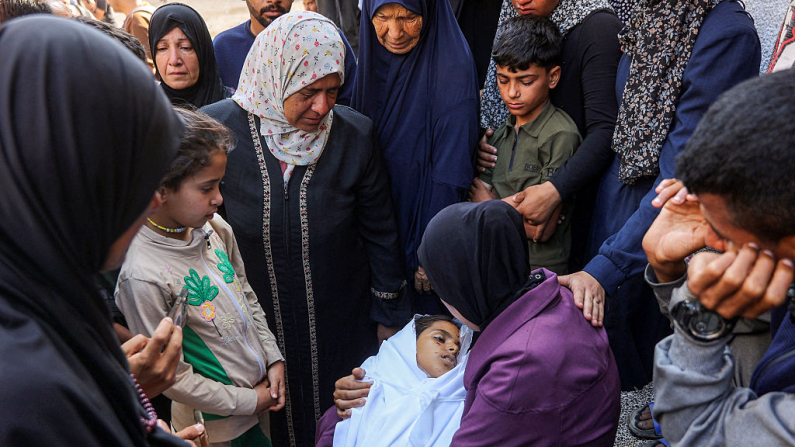 Contenido gráfico / Una mujer llora sobre el cadáver de una víctima mortal del bombardeo israelí perpetrado durante la noche, mientras otros dolientes la rodean en el hospital al-Shifa de la ciudad de Gaza, el 4 de junio de 2025. El bombardeo israelí del 4 de junio causó la muerte de al menos 16 personas en la Franja de Gaza, entre ellas 12 en un único ataque contra una tienda que albergaba a personas desplazadas, según informó a la AFP la agencia de defensa civil del territorio palestino. (Foto de OMAR AL-QATTAA/AFP a través de Getty Images)