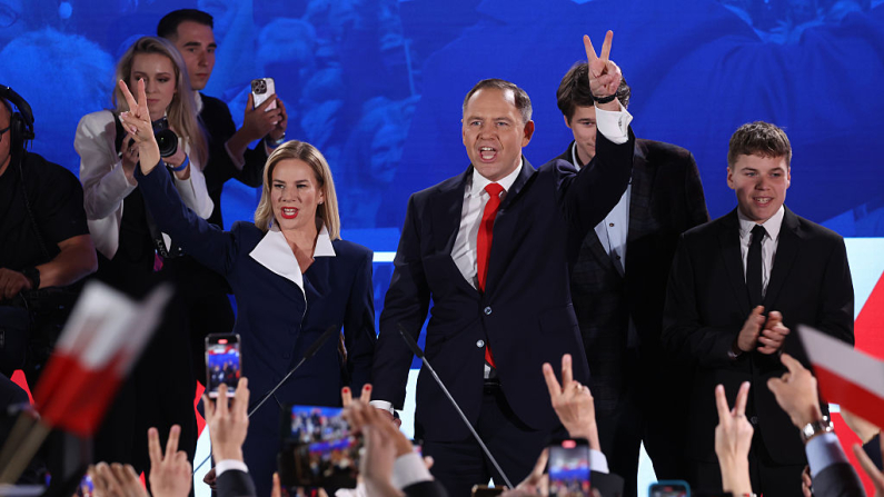 Karol Nawrocki, candidato presidencial del Partido Ley y Justicia (PiS), sube al escenario con su esposa Marta y sus hijos mientras saludan a sus simpatizantes tras la segunda vuelta de las elecciones presidenciales polacas, que se celebrarán el 1 de junio de 2025 en Varsovia, Polonia. (Sean Gallup/Getty Images)