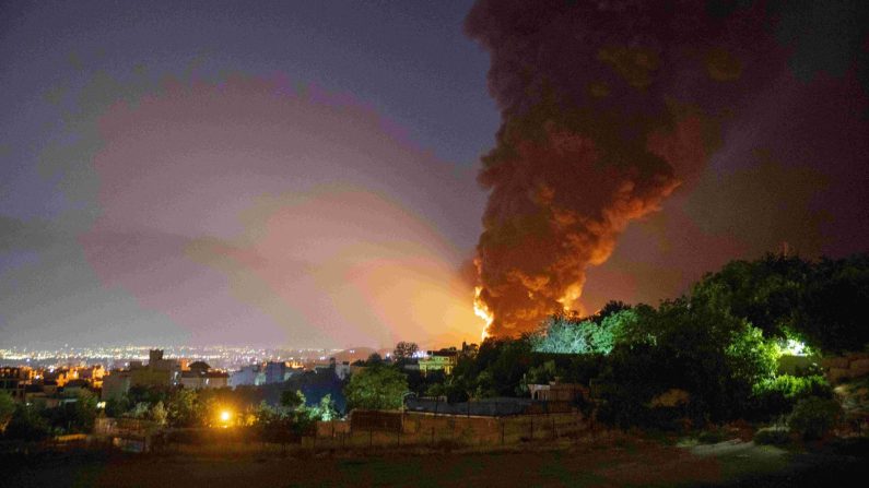 Fuego y humo se elevan hacia el cielo tras un ataque israelí contra el depósito petrolífero de Shahran, en Teherán, el 15 de junio de 2025. (Stringer/Getty Images)



