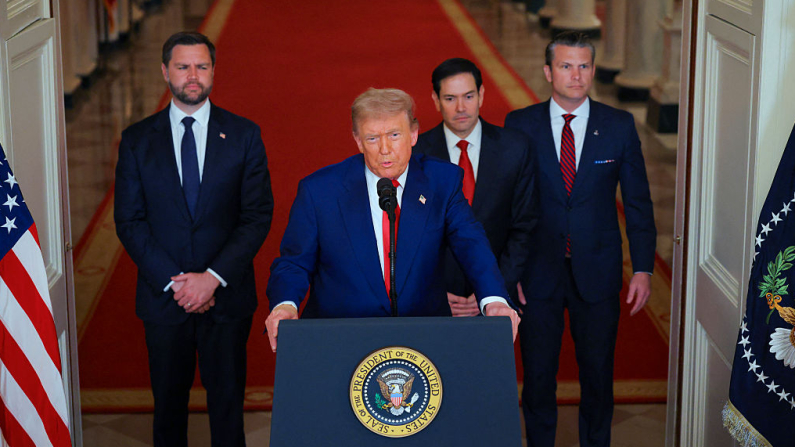  El presidente de Estados Unidos, Donald Trump, se dirige a la nación, junto con el vicepresidente J.D. Vance (izq.), el secretario de Estado Marco Rubio (segundo por der.) y el secretario de Defensa Pete Hegseth (der.), desde la Casa Blanca en Washington, D.C., el 21 de junio de 2025, tras el anuncio del bombardeo de instalaciones nucleares de Estados Unidos en Irán. (Foto de Carlos Barria / POOL / AFP) (Foto de CARLOS BARRIA/POOL/AFP vía Getty Images)