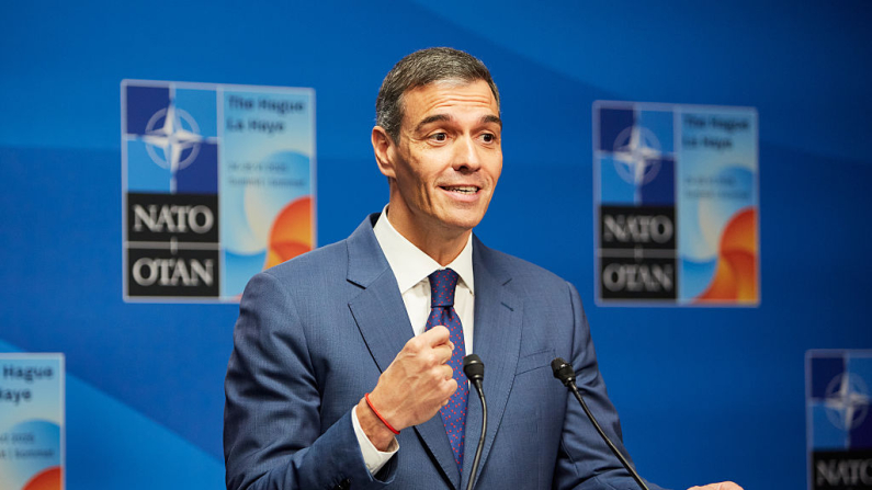 El presidente de España, Pedro Sánchez, comparece ante la prensa durante la cumbre de la OTAN el 25 de junio de 2025 en La Haya, Países Bajos. (Pierre Crom/Getty Images)