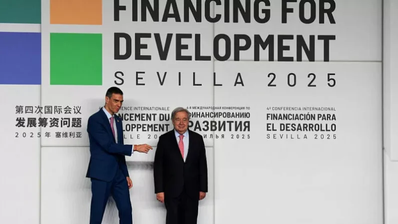 
Hoy comienza en España una conferencia de la ONU con el objetivo de obtener nuevos apoyos para la ayuda al desarrollo. El sector se encuentra en crisis, ya que importantes Estados han recortado su financiación.
