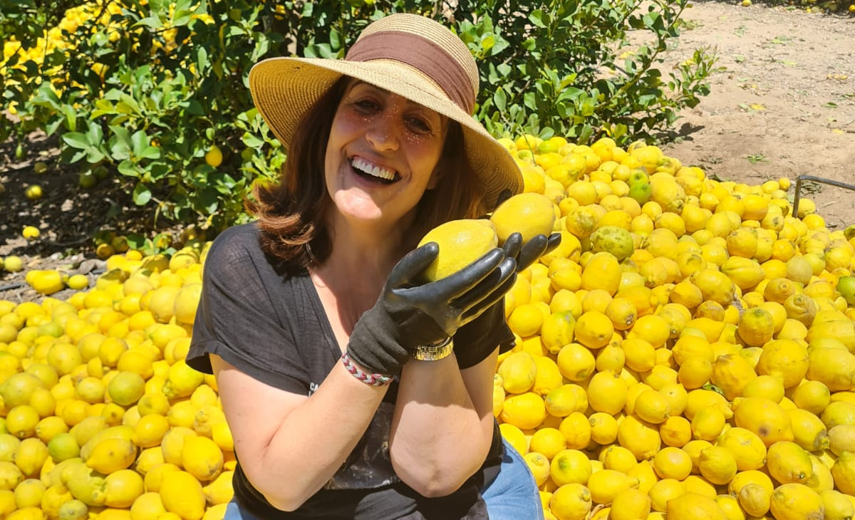 Mujer agricultora premiada por Asaja Alicante: «Poco a poco va creciendo y haces algo bien bonito»