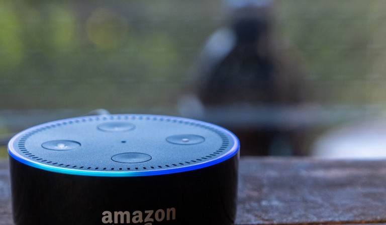 Todo lo que le digas a Alexa ahora va directo a la nube de Amazon, lo que hace que los usuarios tengan que elegir entre privacidad y personalización. (Imagen: MAHATHIR MOHD YASIN a través de Shutterstock)

