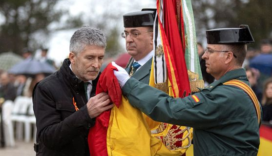 El ministro del Interior, Fernando Grande Marlaska preside una jura bandera de la Guardia Civil en Baeza el 21 de diciembre de 2020. (Foto: EFE)