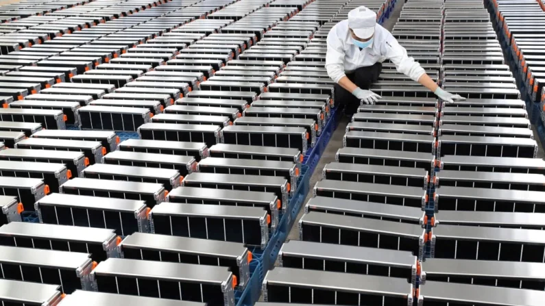 Un trabajador aparece junto a baterías de coche en una fábrica de Xinwangda Electric Vehicle Battery Co., que fabrica baterías de litio para coches eléctricos y otros usos, en Nanjing, en la provincia oriental china de Jiangsu, el 12 de marzo de 2021. STR/AFP a través de Getty Images

