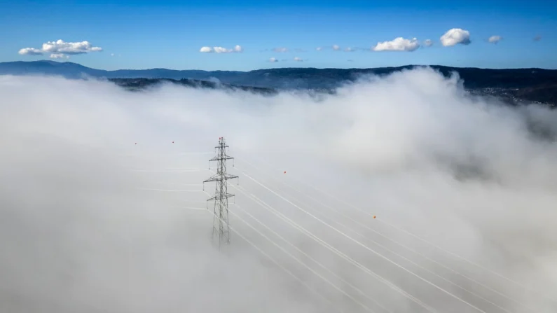 
Fotografía aérea de una torre eléctrica emergiendo de la niebla cerca de Gimel, en el oeste de Suiza, el 29 de octubre de 2024. Fabrice Coffrini /AFP

