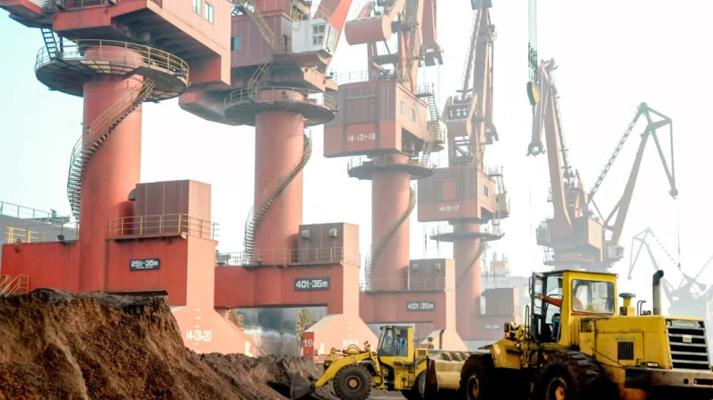 
Trabajadores transportan tierra que contiene elementos de tierras raras para su exportación en un puerto de Lianyungang, provincia de Jiangsu, China, el 31 de octubre de 2010. Stringer/Reuters

