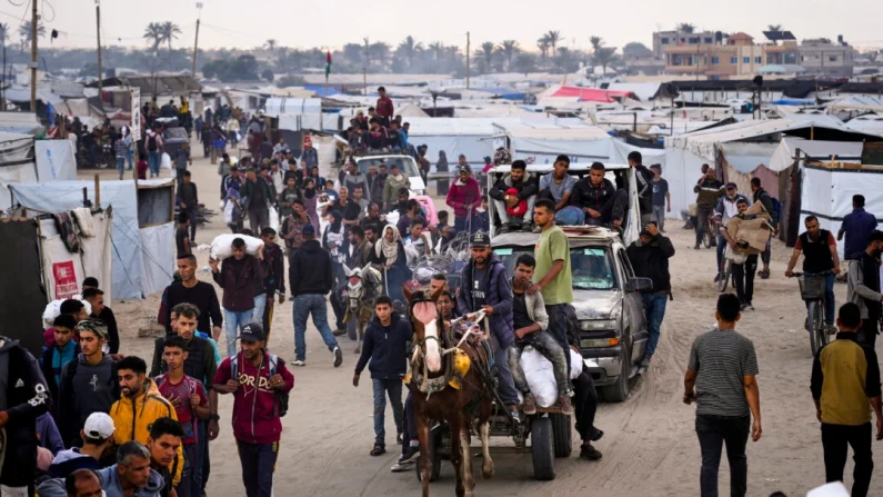 
Palestinos transportan bolsas llenas de alimentos y ayuda humanitaria proporcionada por la Fundación Humanitaria de Gaza, una organización respaldada por Estados Unidos y aprobada por Israel, en Jan Yunis, al sur de la Franja de Gaza, el 3 de junio de 2025. Abdel Kareem Hana/AP

