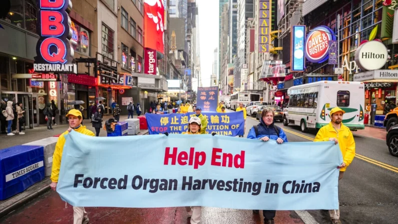 Practicantes de Falun Gong participan en un desfile para celebrar el Día Mundial de Falun Dafa y pedir el fin de la persecución en China, en la ciudad de Nueva York, el 10 de mayo de 2024. Samira Bouaou/The Epoch Times

