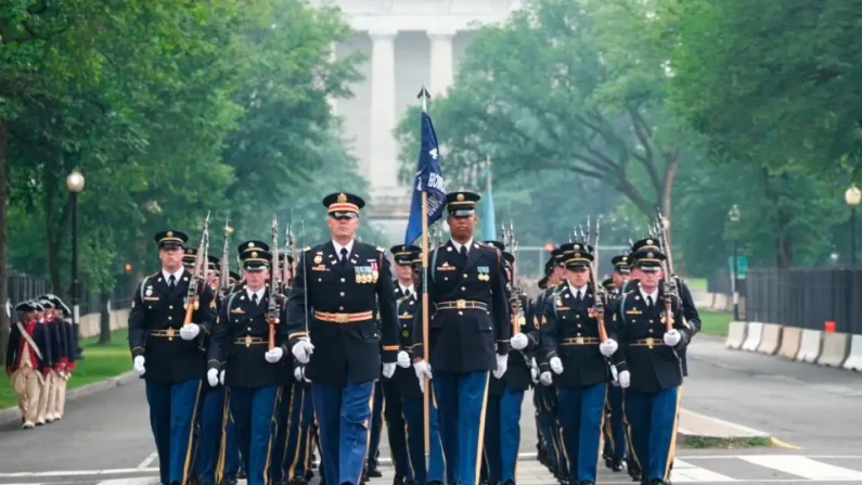 Miembros del Ejército de los Estados Unidos desfilan por la Avenida Constitución en el desfile del 250 aniversario del Ejército de los Estados Unidos en Washington, el 14 de junio de 2025. Andrew Leyden/Getty Images

