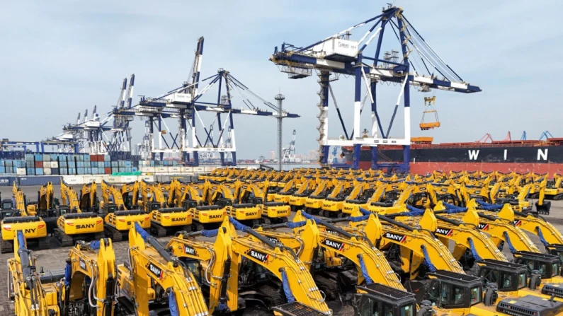 Excavadoras destinadas a la exportación a África esperan a ser cargadas en un buque de carga en un puerto de Yantai, en la provincia de Shandong, al este de China, el 7 de marzo de 2025. Stringer STRINGER/AFP vía Getty Images

