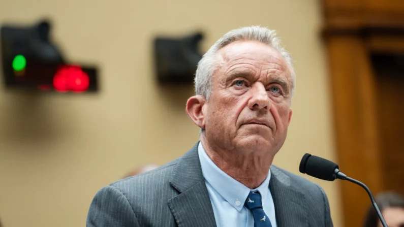 El secretario de Salud, Robert F. Kennedy Jr., testifica en el Capitolio, en Washington, el 24 de junio de 2025. Madalina Kilroy/The Epoch Times

