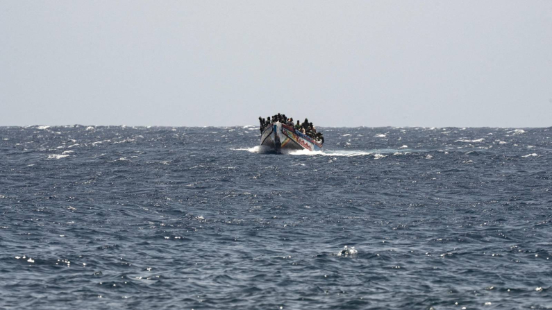 Inmigrantes en un cayuco en el mar. Foto: Getty 