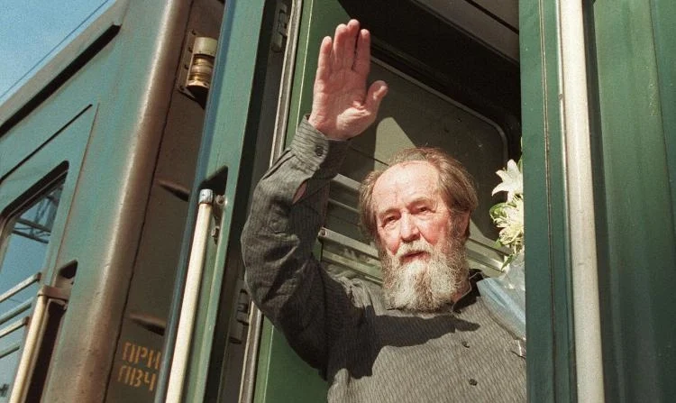 El escritor ruso Aleksandr Solzhenitsyn saluda desde un tren en Vladivostok, Rusia, el 1 de junio de 1994. Michael Estafiev/Getty Images

