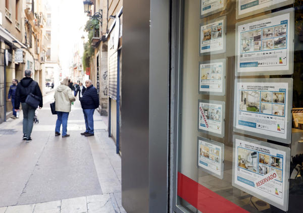 Imagen de archivo de una agencia inmobiliaria con anuncios de venta de casas. EFE/Javier Cebollada