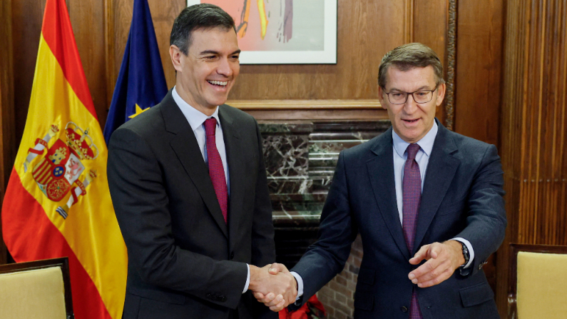 El presidente del Gobierno España, Pedro Sánchez, y el líder de la oposición, Alberto Núñez Feijoo, en el Congreso en Madrid el 22 de diciembre de 2023. (OSCAR DEL POZO/AFP vía Getty Images)