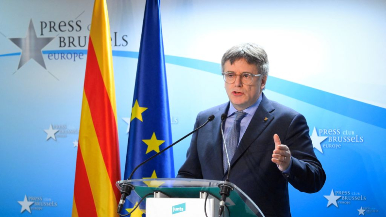 El prófugo líder independentista catalán y eurodiputado Carles Puigdemont ofrece una rueda de prensa, un año después de la firma de un acuerdo con el Partido Socialista, para formar un nuevo gobierno en Bruselas el 9 de diciembre de 2024 (JOHN THYS / AFP vía Getty Images).