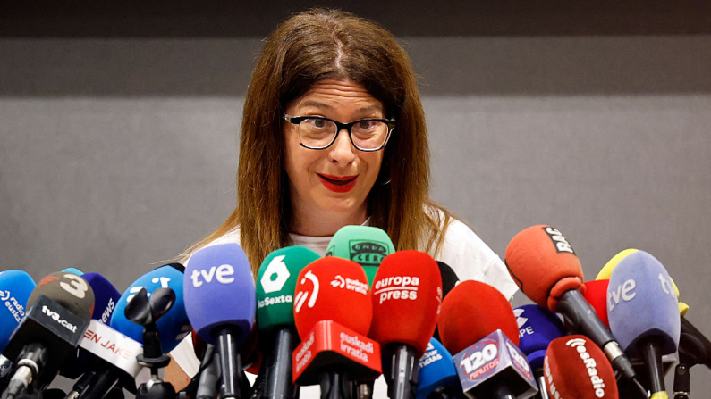 La exmiembro del Partido Socialista Obrero Español (PSOE) Leire Díez habla durante una rueda de prensa en Madrid, el 4 de junio de 2025. (THOMAS COEX/AFP vía Getty Images)