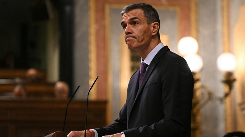 El presidente del Gobierno español, Pedro Sánchez, se dirige a la Cámara durante una sesión plenaria en el Congreso de los Diputados en Madrid el 9 de julio de 2025, sobre los casos de corrupción que afectan al Partido Socialista Obrero Español (PSOE). (JAVIER SORIANO/AFP vía Getty Images)