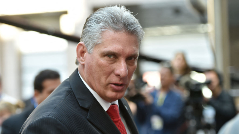 El primer vicepresidente de Cuba, Miguel Díaz-Canel Bermúdez, llega a la sede de la Unión Europea en Bruselas para asistir al segundo día de la cumbre de la Unión Europea y la Comunidad de Estados Latinoamericanos y Caribeños (UE-CELAC) el 11 de junio de 2015. (Philippe Huguen /AFP vía Getty Images)