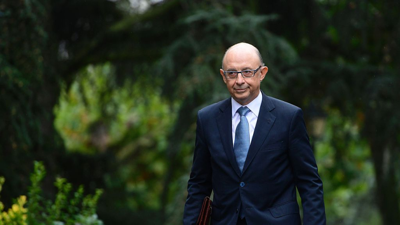 El entonces ministro español de Hacienda y Administraciones Públicas, Cristóbal Montoro, llega para participar en el primer Consejo de Ministros del nuevo Gobierno de España en el palacio de La Moncloa en Madrid el 4 de noviembre de 2016 (PIERRE-PHILIPPE MARCOU/AFP vía Getty Images).