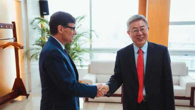 Salvador Illa visita China y se reúne con Huawei en medio del malestar internacional por la posible brecha de seguridad